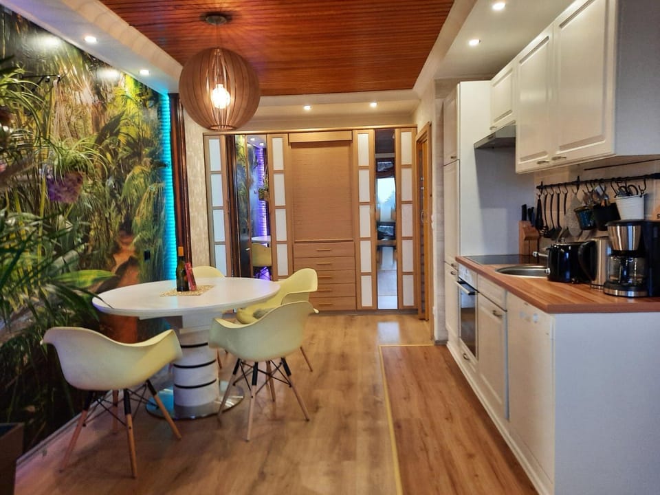 Coffee/tea facilities, Kitchen or kitchenette, Dining area, pet friendly, stove