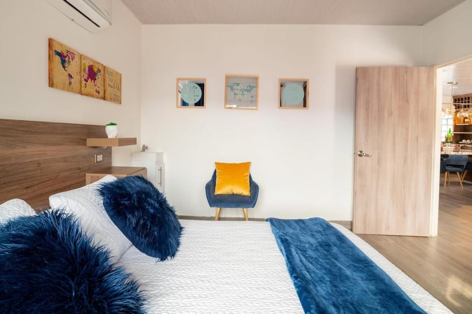 Photo of the whole room, Bedroom