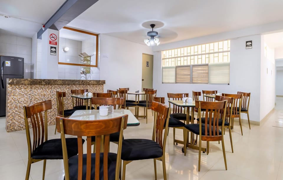 Restaurant/places to eat, Living room, Seating area