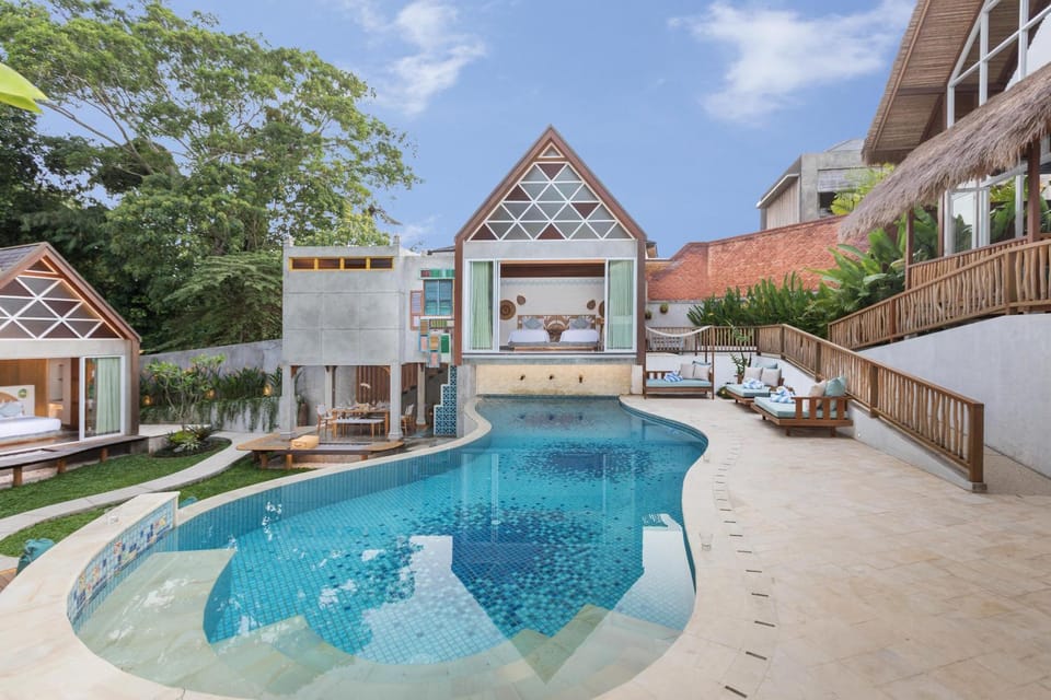 Property building, Day, Pool view, Swimming pool, Swimming pool, sunbed