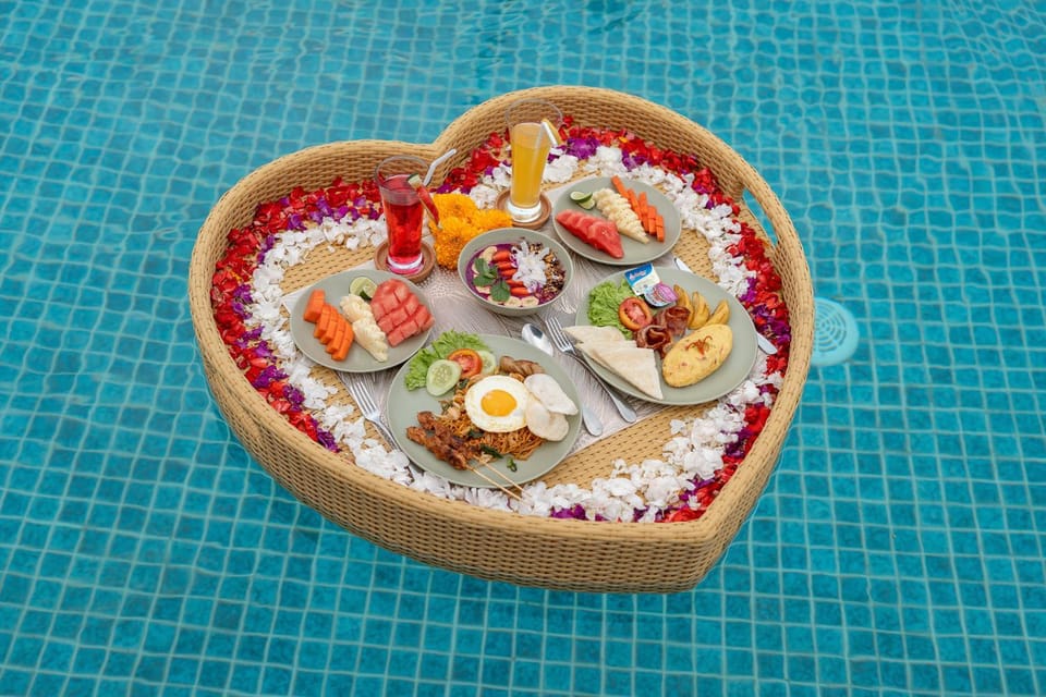 Day, Food and drinks, Swimming pool, Breakfast, American breakfast