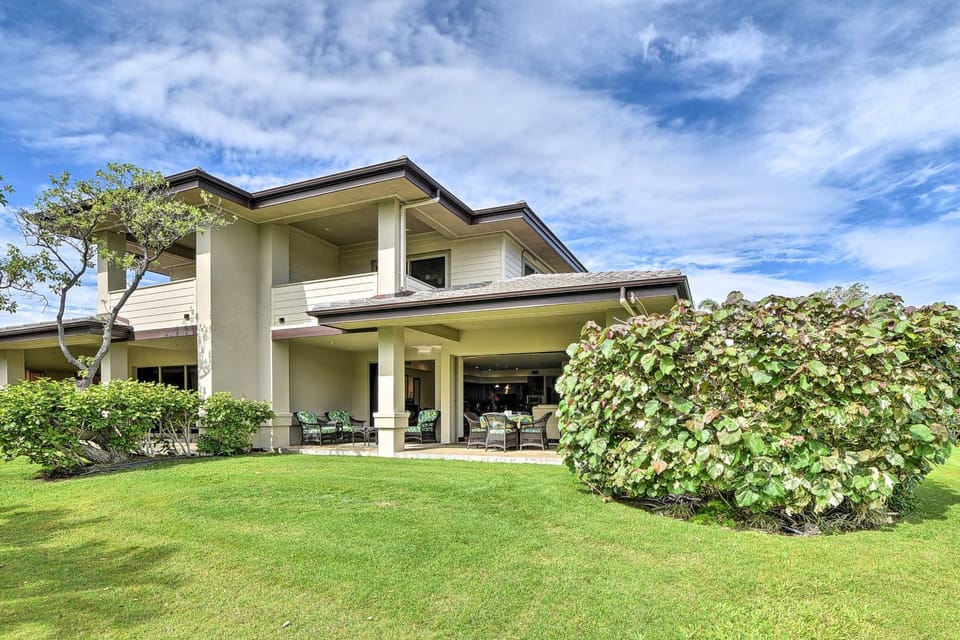 Tropical Escape w/ Pool Access ~ 1 Mile to Beach House in Mauna Lani