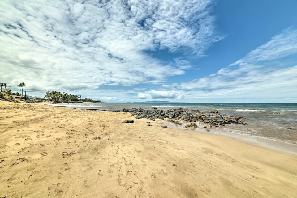 Kihei Oceanside Escape w/ Balcony - Steps to Beach House in Kihei