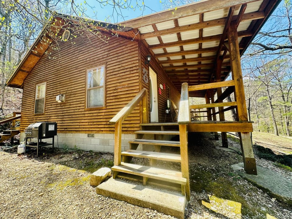 Dogwood Cabin - Giant Spa Tub, Pull Out Sofa, Peaceful Location Cabin in Arkansas