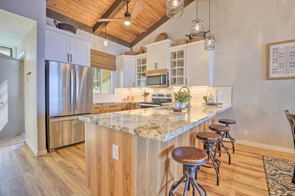 Airy Oceanfront Kailua-Kona Gem w/ Community Pool House in Big Island