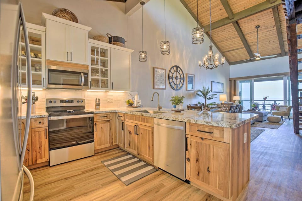 Airy Oceanfront Kailua-Kona Gem w/ Community Pool House in Big Island