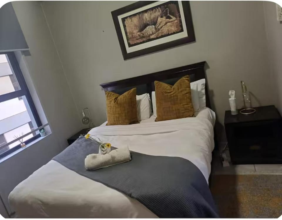 Lovely Rosebank 1-bedroom condo with pool & cinema Apartment in Johannesburg