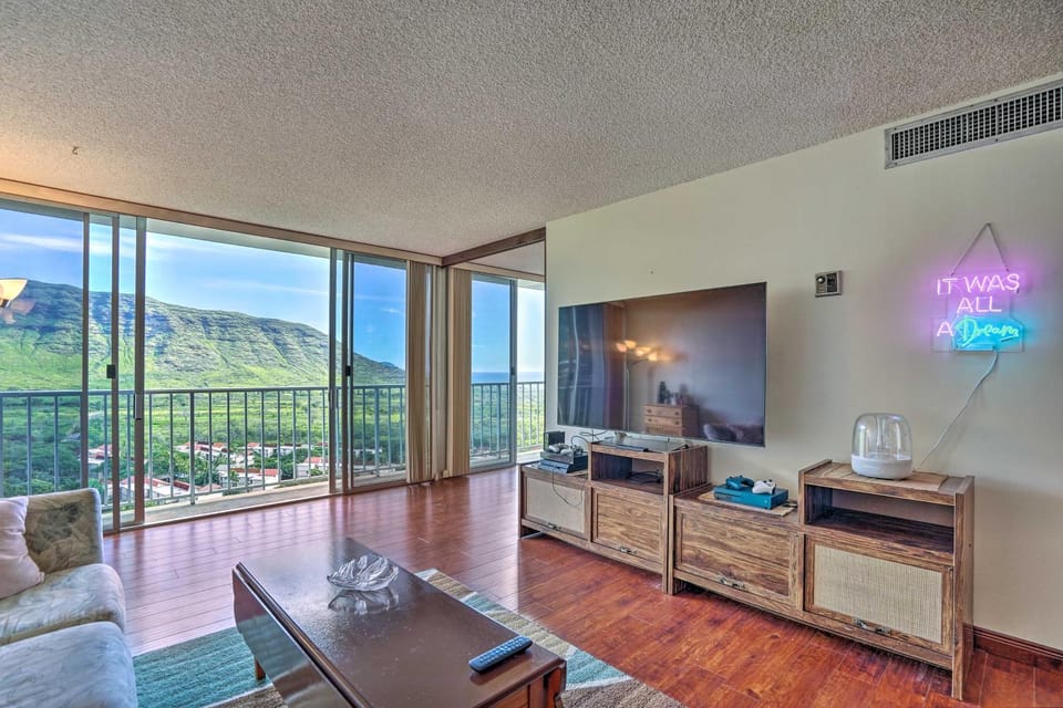 Lush Condo w/ Community Pool, 1 Mi to Beach! House in Makaha Valley