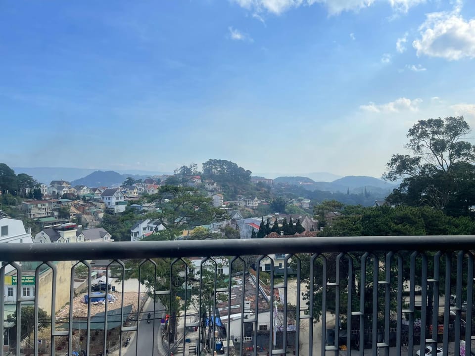 Balcony/Terrace, City view, Mountain view, Street view