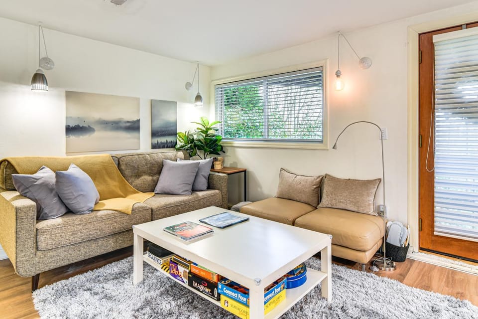 3 Mi to Downtown Portland: Lush Flat w/ Fire Pit Apartment in Portland