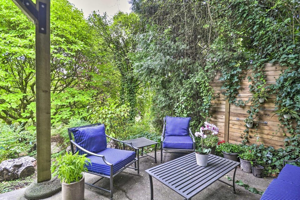 3 Mi to Downtown Portland: Lush Flat w/ Fire Pit Apartment in Portland