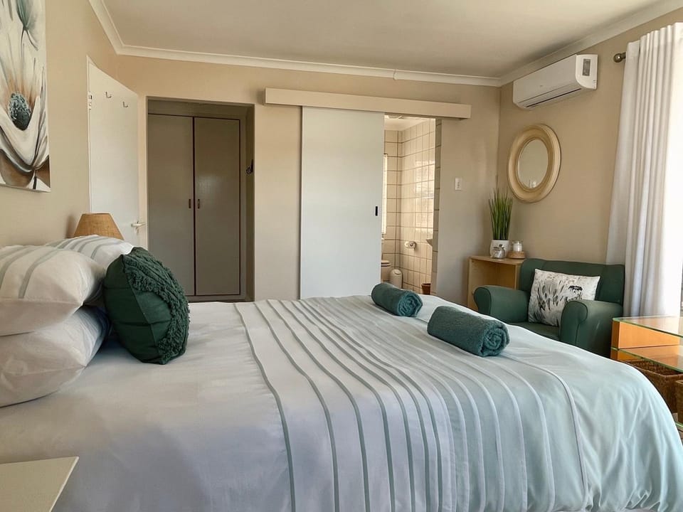 Bed, Bathroom, Photo of the whole room, Bedroom, wardrobe