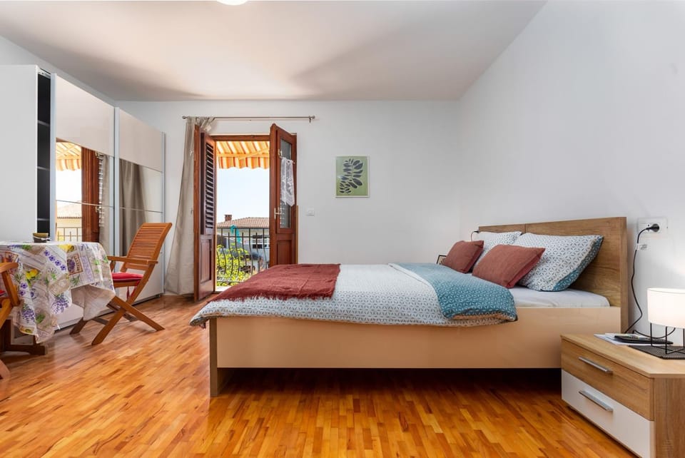 Bed, Photo of the whole room, Seating area, Bedroom