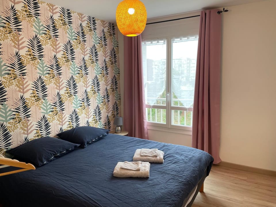 Bed, Bedroom, towels