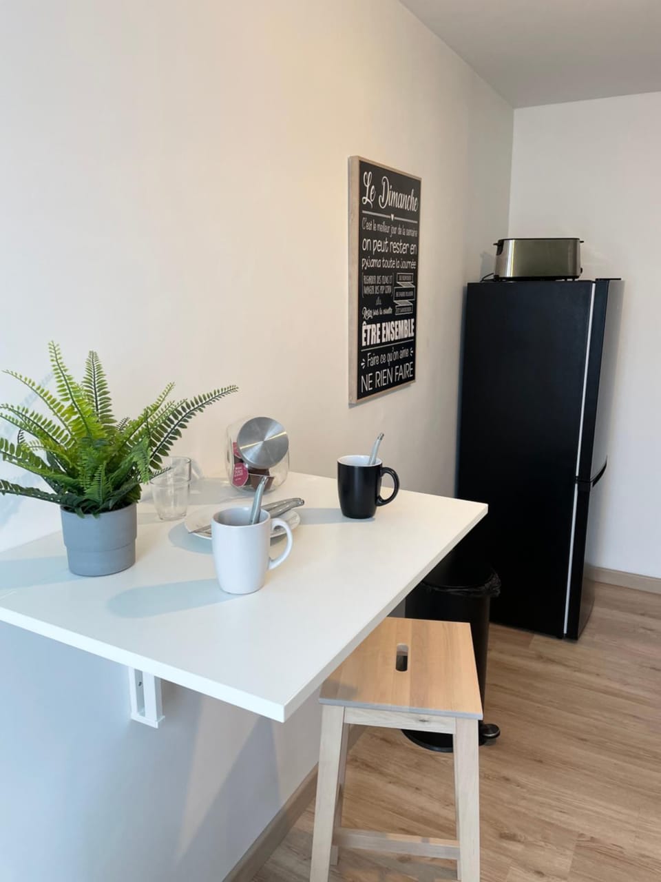 Kitchen or kitchenette, Dining area