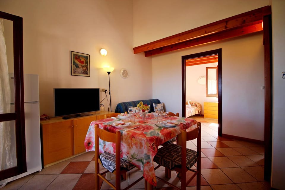 Communal lounge/ TV room, TV and multimedia, Living room, Seating area, Dining area