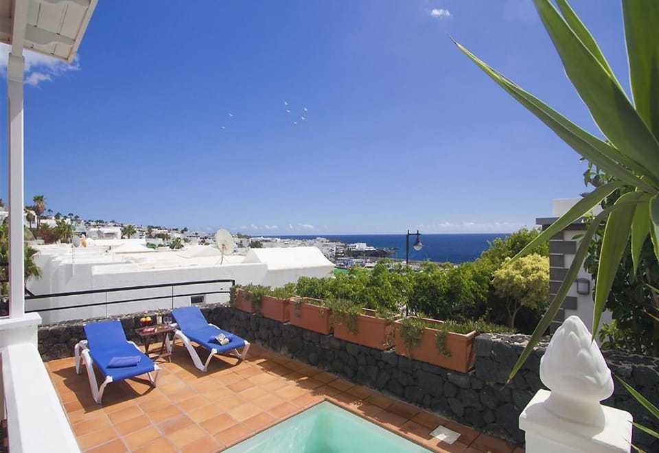 Property building, Balcony/Terrace, Living room, Swimming pool
