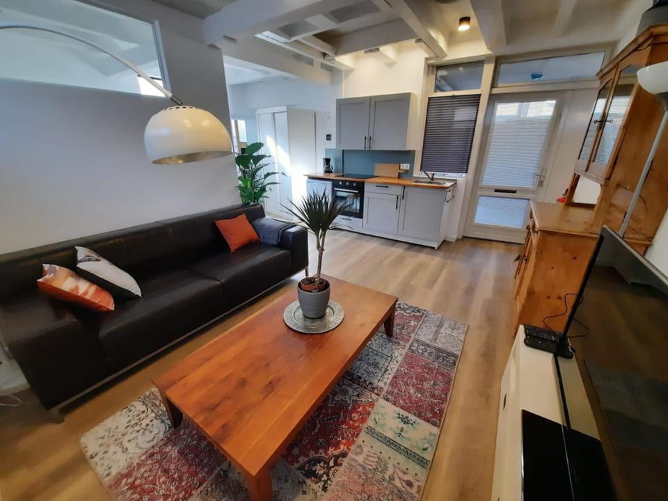 Kitchen or kitchenette, Seating area