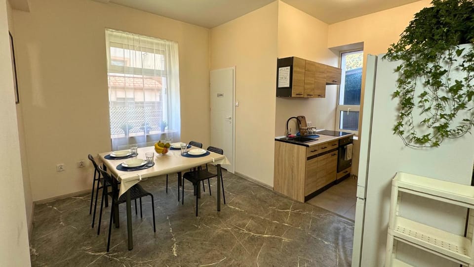 Kitchen or kitchenette, Communal kitchen
