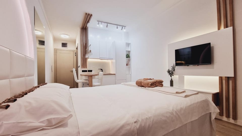 Bed, TV and multimedia, Photo of the whole room, Bedroom