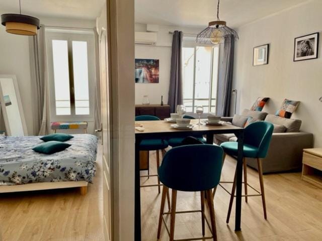 Photo of the whole room, Seating area