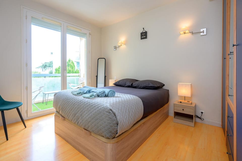 Bed, Photo of the whole room, Bedroom, towels