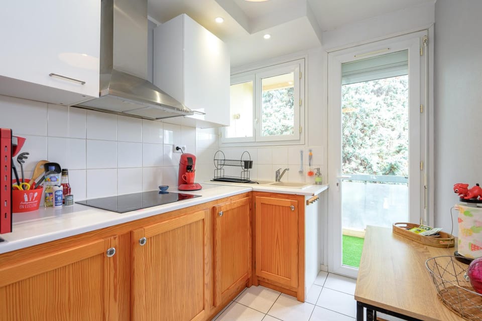 Coffee/tea facilities, Dining area, stove, toaster