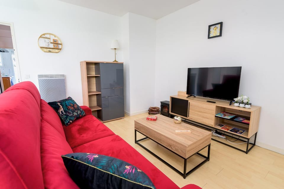 Communal lounge/ TV room, Game Room, TV and multimedia, Living room, Seating area, Dining area, Meals