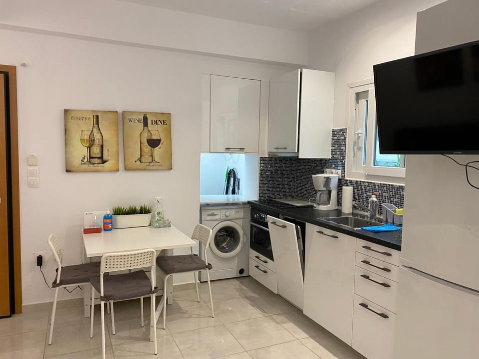 TV and multimedia, Kitchen or kitchenette, Dining area, dishwasher, stove, washing machine