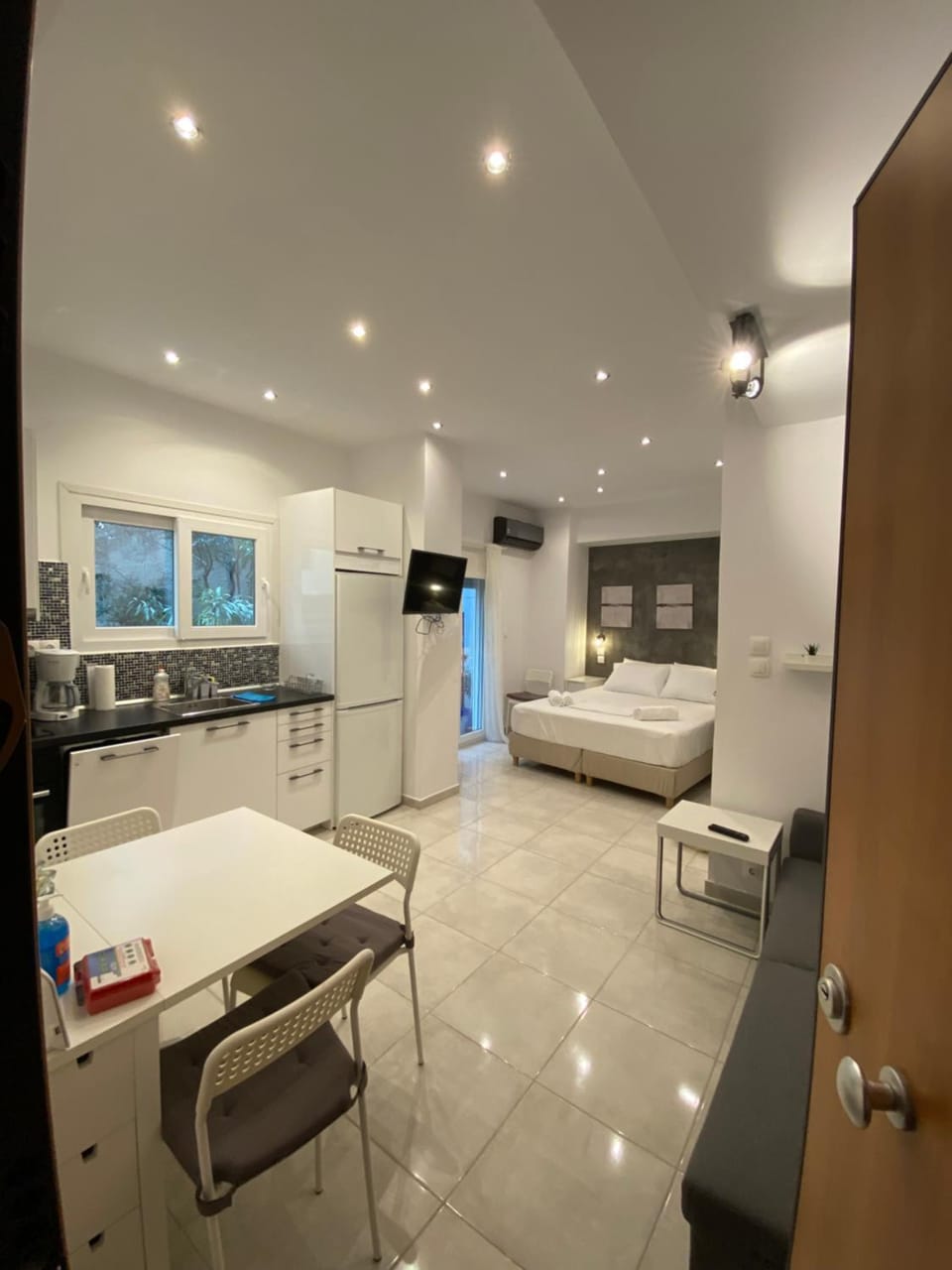 TV and multimedia, Kitchen or kitchenette, Photo of the whole room, Seating area, Dining area, Bedroom