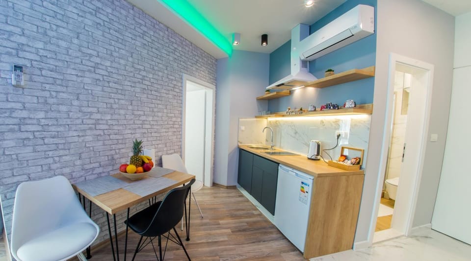 Kitchen or kitchenette, Dining area