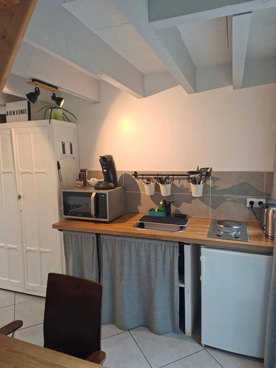 Coffee/tea facilities, Kitchen or kitchenette, microwave, oven, stove, toaster