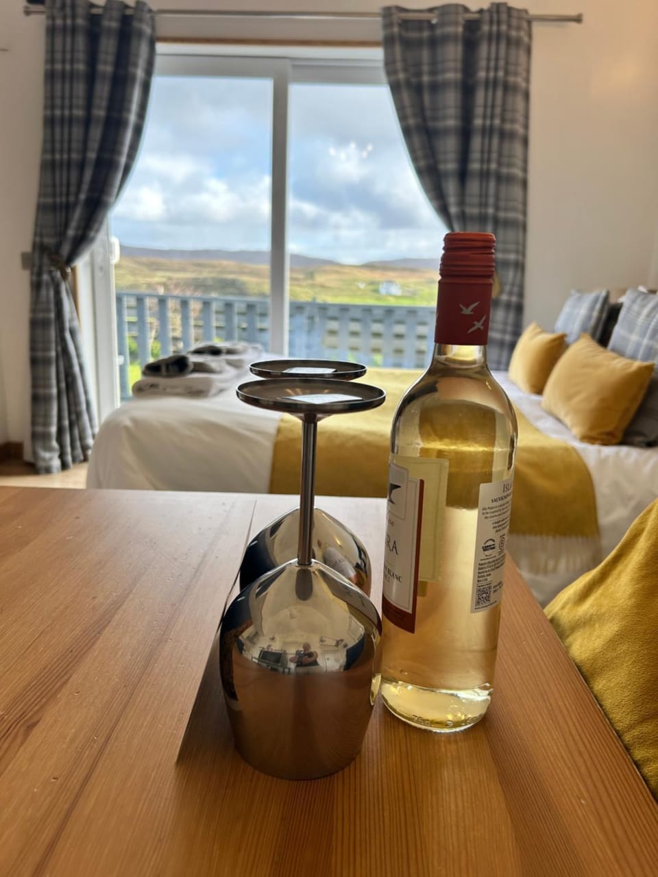 Living room, Photo of the whole room, Dining area, Bedroom, Drinks