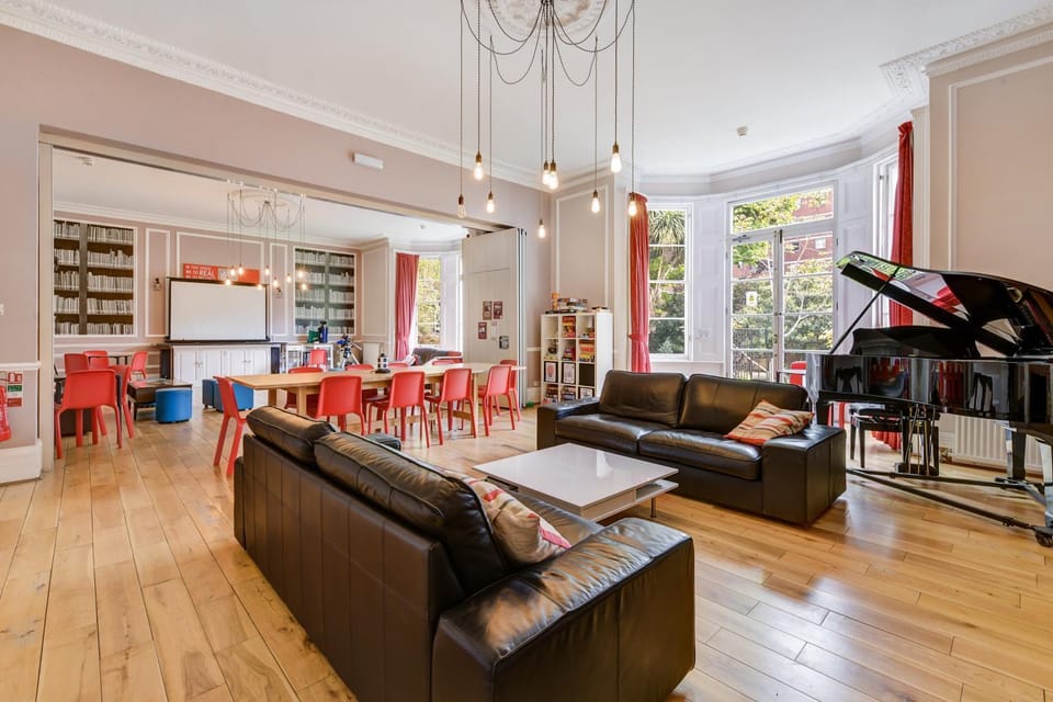Living room, Lounge or bar, Seating area, Breakfast