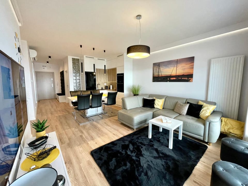 TV and multimedia, Kitchen or kitchenette, Living room, Seating area, air conditioner