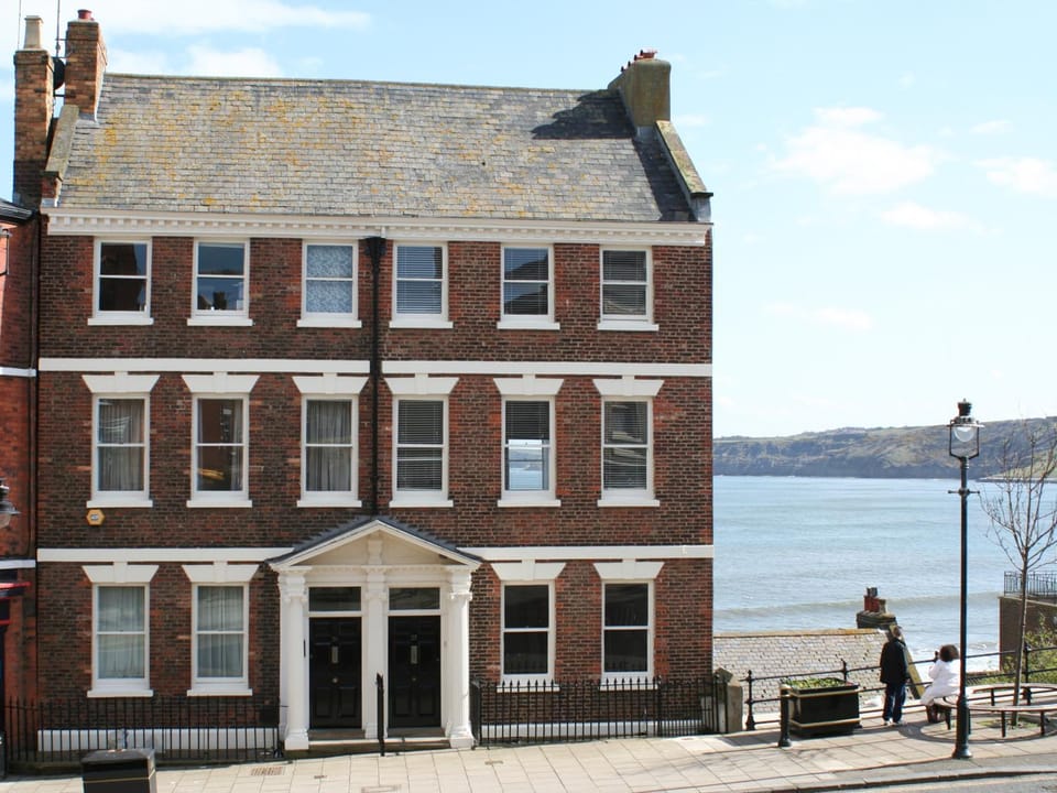 Property building, Natural landscape, Landmark view, Sea view, Location, Quiet street view