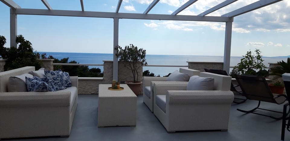 Property building, Restaurant/places to eat, Breakfast