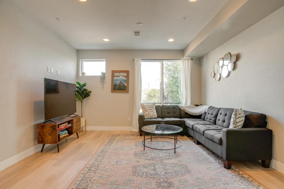 Rooftop Deck & Hot Tub: Walkable Denver Townhome House in Denver