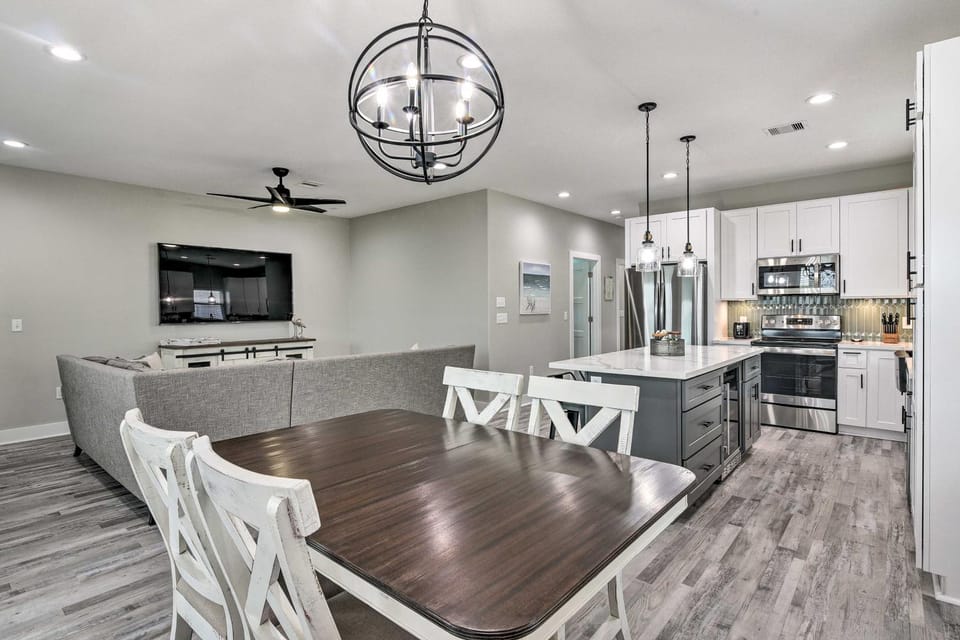 Steps to Gulf: Galveston Gem w/ Boat Launch Access House in Galveston Island
