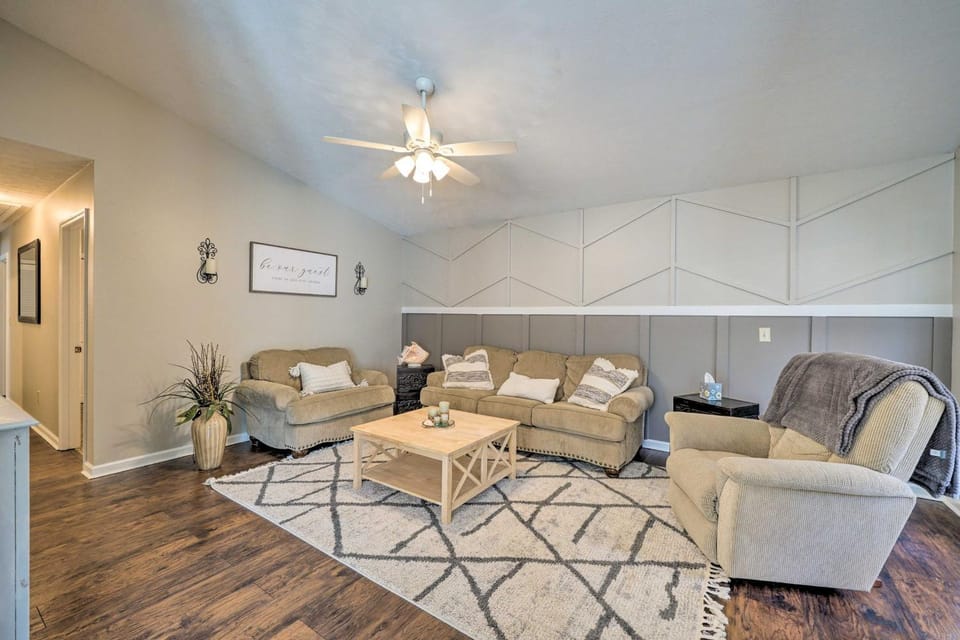 Oak Island Getaway w/ Yard - Walk to Beach! House in Oak Island