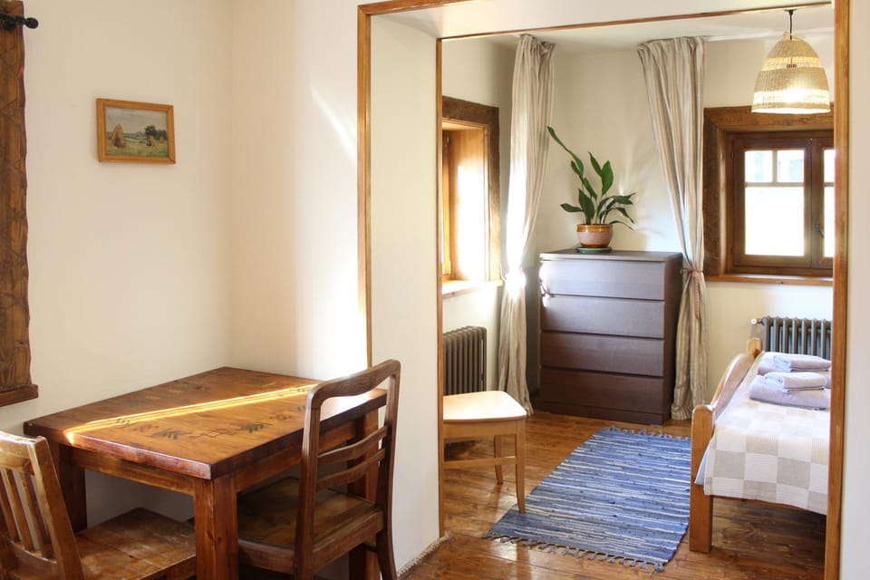 Bed, Dining area, Bedroom