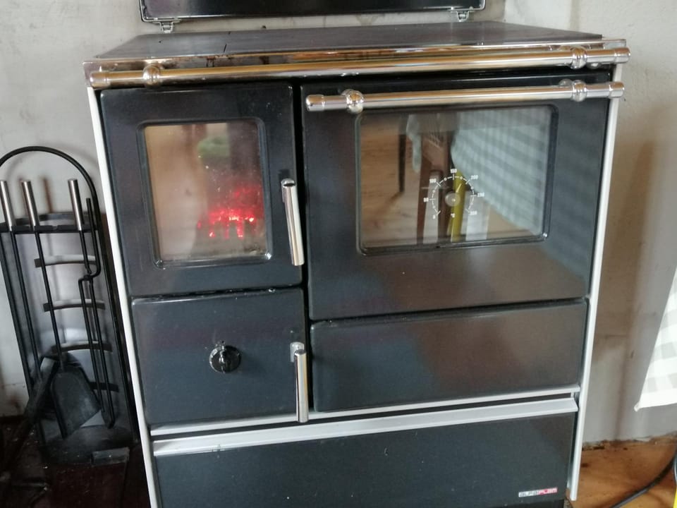 Kitchen or kitchenette, Decorative detail, Dining area, Communal kitchen, heating