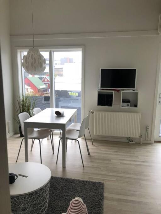 TV and multimedia, Living room, Seating area, Dining area