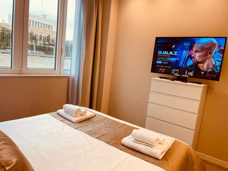 Bed, TV and multimedia, Bedroom, towels