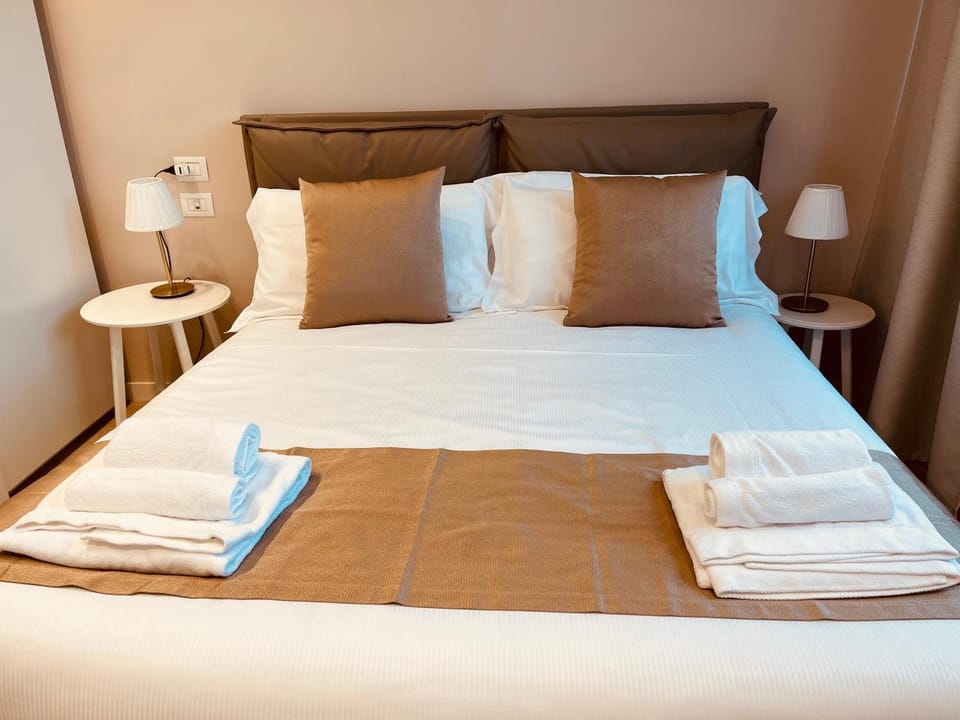 Bed, Photo of the whole room, Bedroom, towels