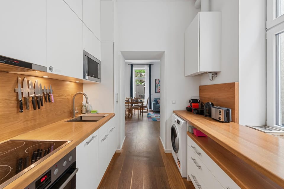 Coffee/tea facilities, dishwasher, oven, stove, toaster