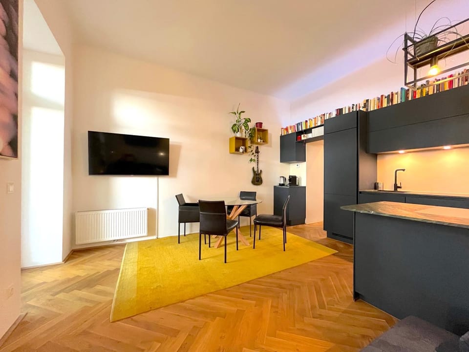 Communal lounge/ TV room, TV and multimedia, Living room, Seating area, Dining area
