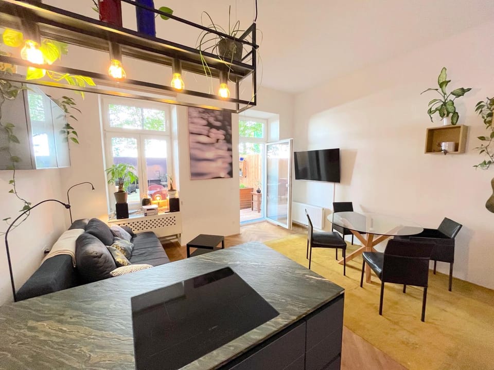 Communal lounge/ TV room, TV and multimedia, Living room, Seating area, Dining area