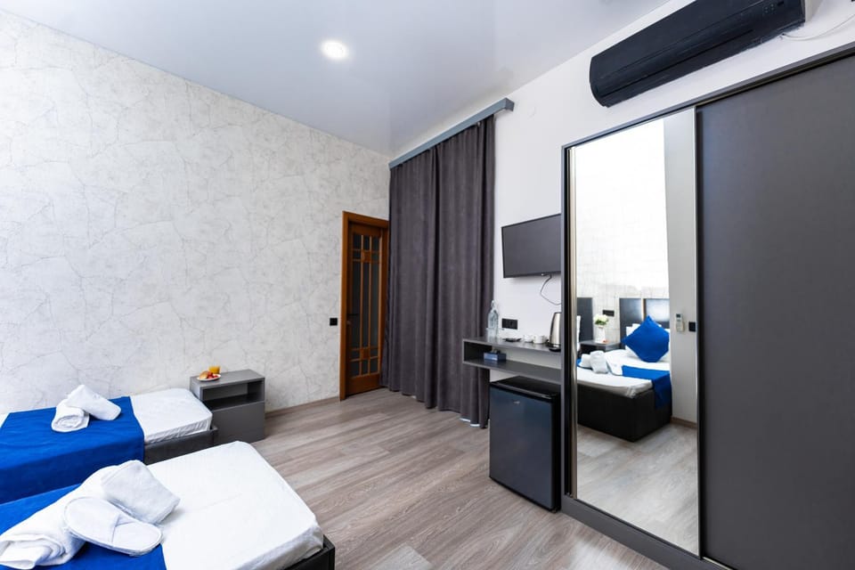 Bed, TV and multimedia, Photo of the whole room, Bedroom, air conditioner