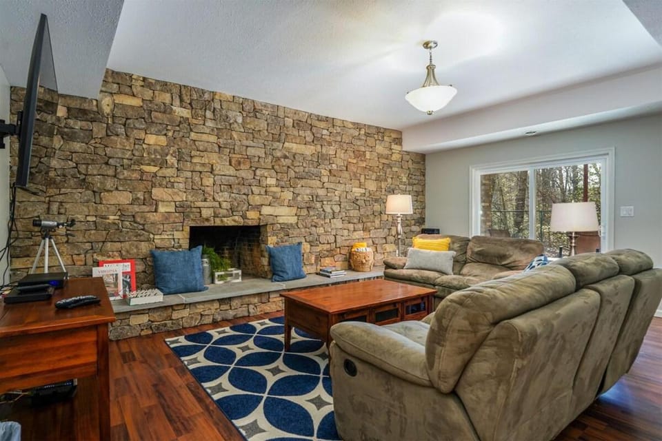 Hilltop Retreat · Large Home with Mountain Views, sleeps 10 House in Brevard